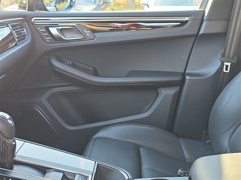 Certified 2024 Porsche Macan image 23