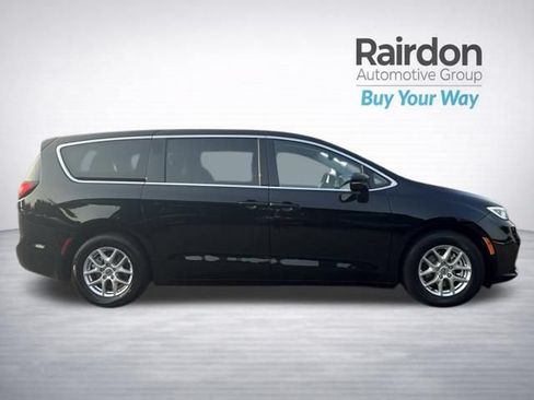 Used 2024 Chrysler Pacifica Touring-L FWD image 8