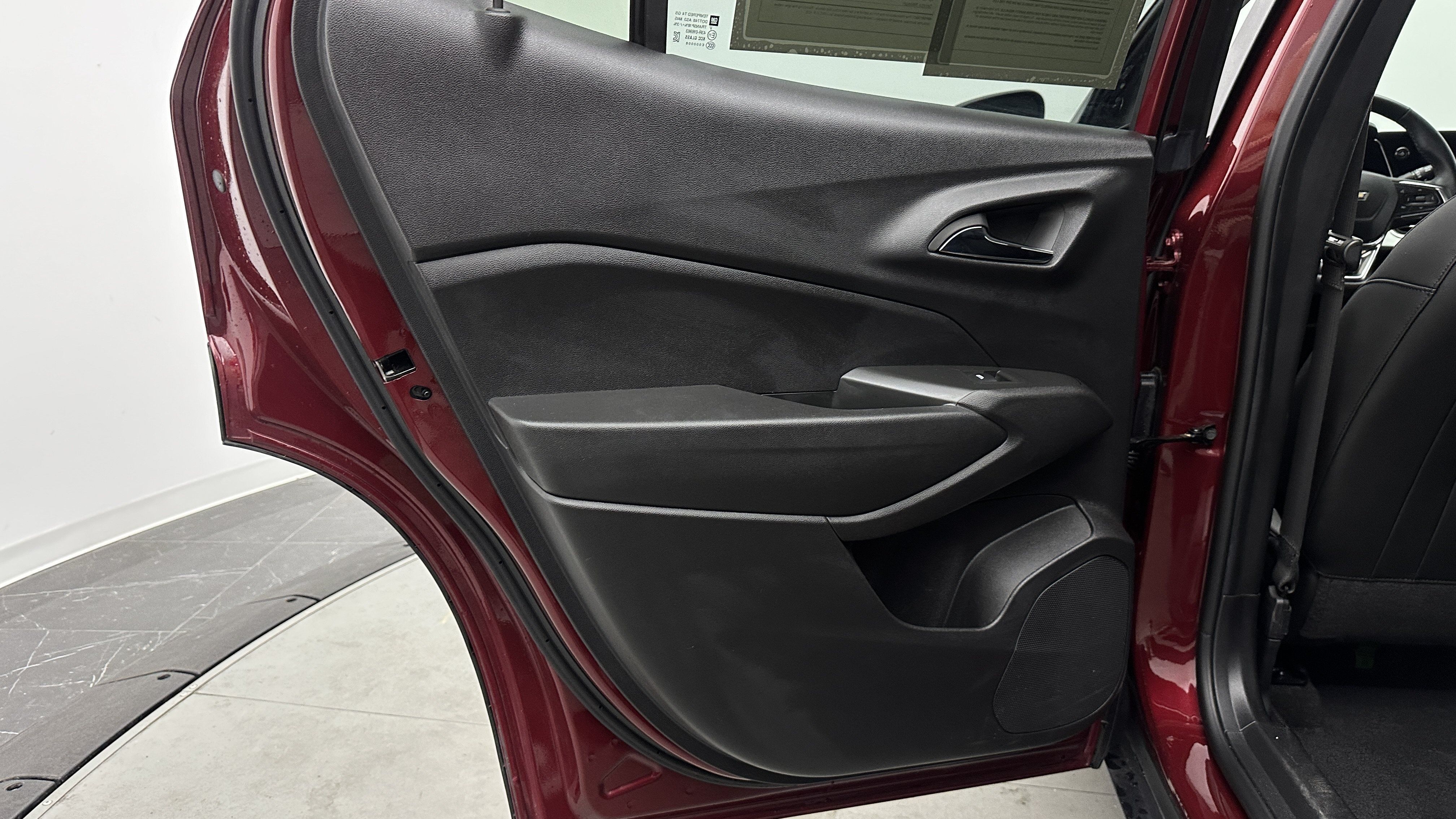 Used 2025 Chevrolet Trax LT w/ LT Convenience Package FWD image 25