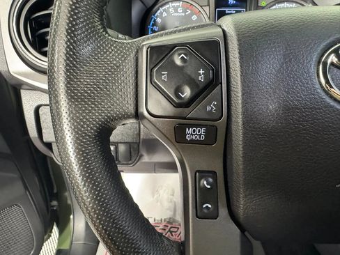 Used 2022 Toyota Tacoma TRD Off-Road w/ TRD Premium Off Road Package AWD/4WD image 15