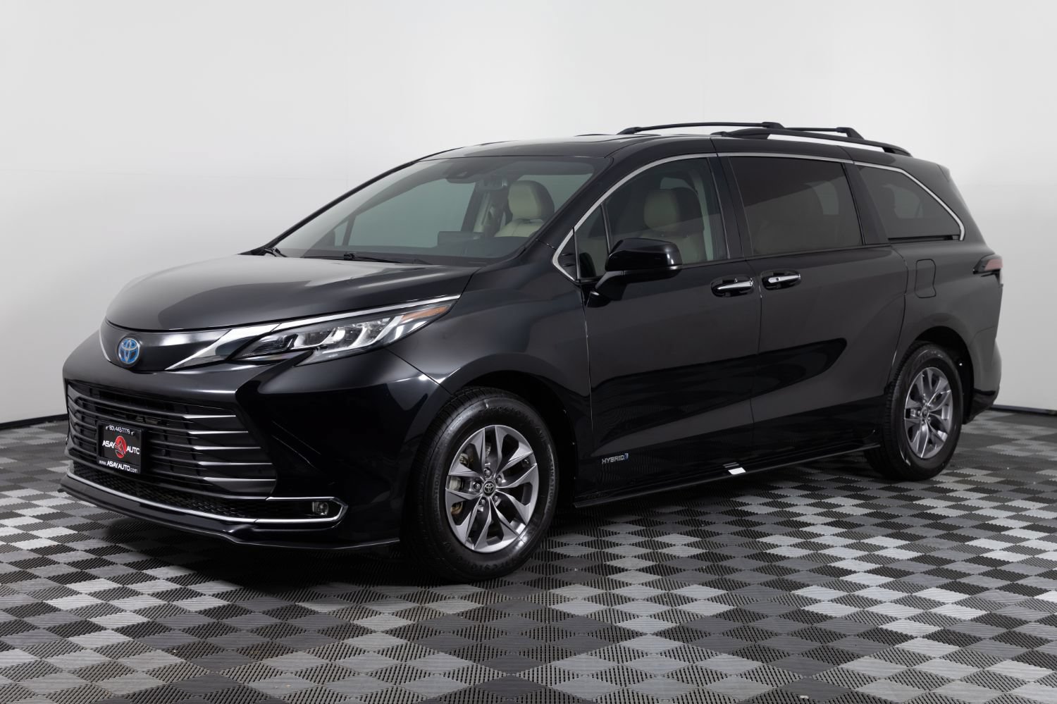 Used 2021 Toyota Sienna XLE FWD image 1