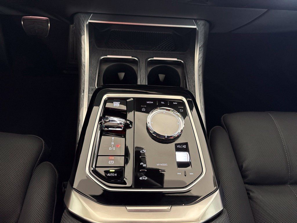 Certified 2025 BMW 750e xDrive AWD/4WD image 14