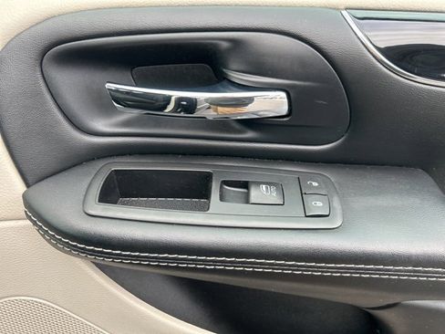 Used 2017 Dodge Grand Caravan SE image 16