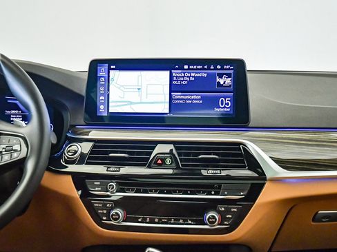 Certified 2022 BMW 530e w/ Premium Package image 14