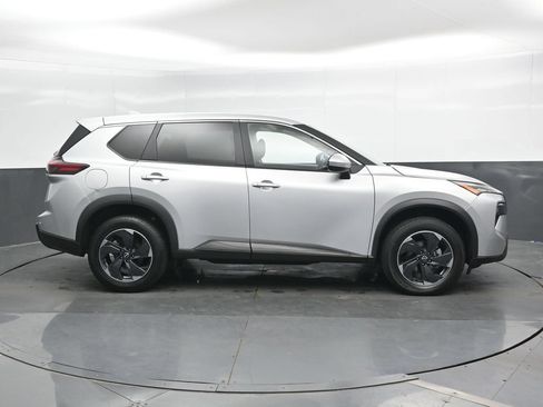 Used 2024 Nissan Rogue SV FWD image 3