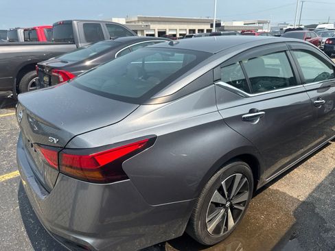 Used 2022 Nissan Altima 2.5 SV FWD image 12