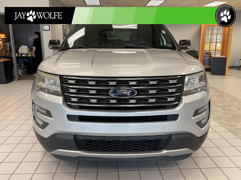 Used 2017 Ford Explorer XLT w/ Equipment Group 202A AWD/4WD image 2