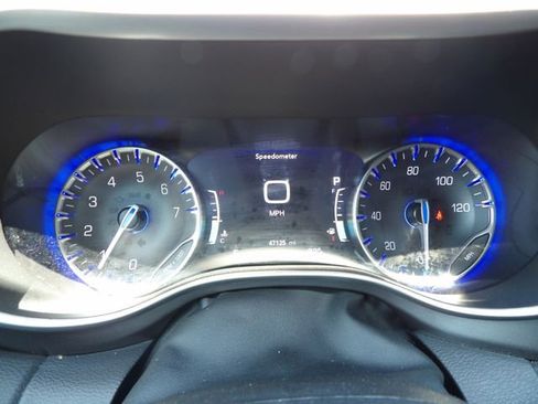 Used 2024 Chrysler Pacifica Touring-L FWD image 17