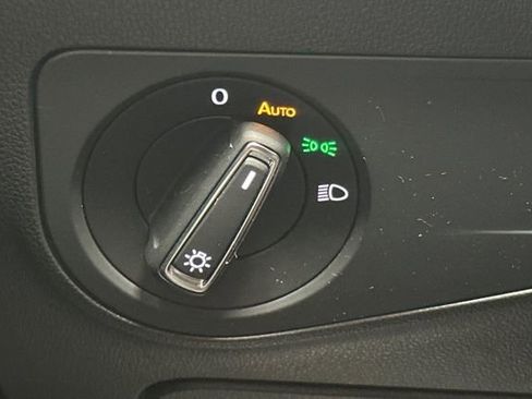 Certified 2022 Volkswagen Tiguan SE image 35