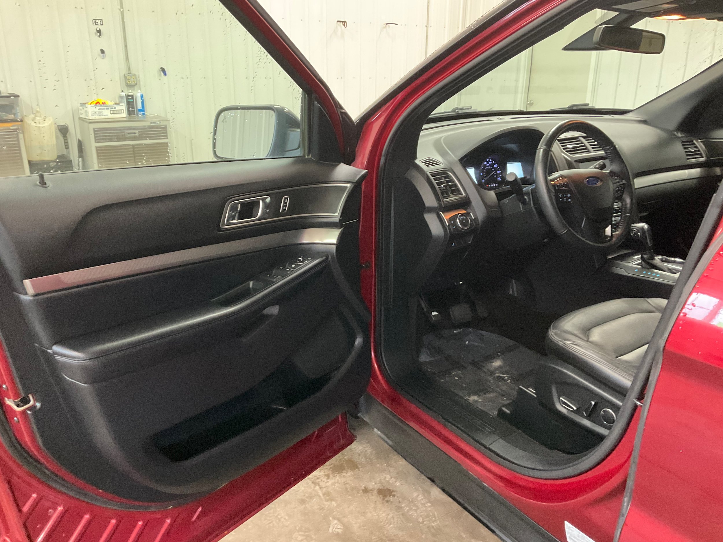 Used 2018 Ford Explorer XLT w/ Equipment Group 202A AWD/4WD image 8