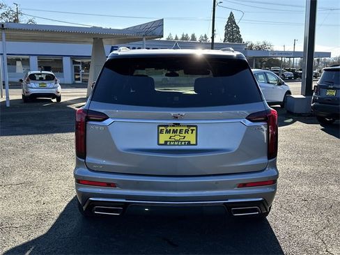 Used 2025 Cadillac XT6 Premium Luxury image 4