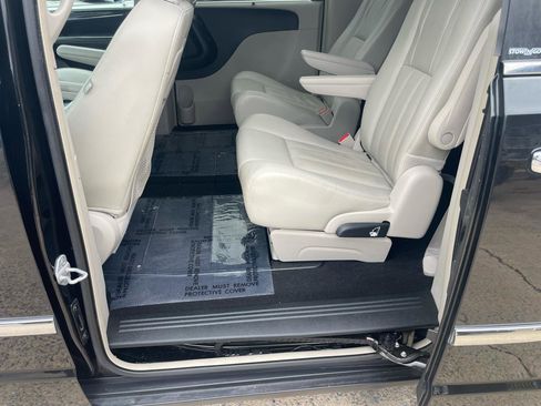 Used 2013 Chrysler Town & Country Touring-L w/ Entertainment Group #2 FWD image 40