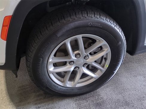Used 2021 Jeep Grand Cherokee Laredo image 11
