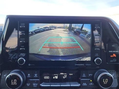 Used 2020 Toyota Highlander XLE image 23