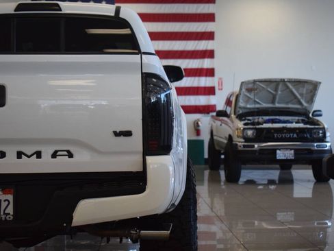 Used 2017 Toyota Tacoma SR5 RWD image 30