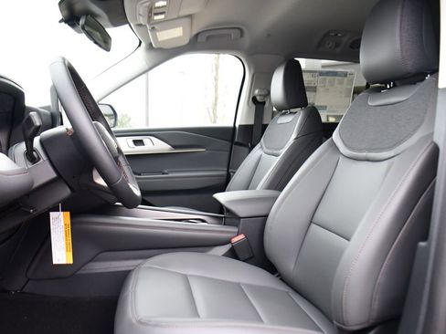 Used 2026 Ford Explorer Active w/ Active Comfort Package AWD/4WD image 13