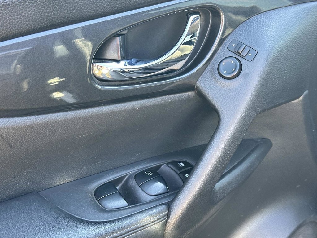 Used 2019 Nissan Rogue SV AWD/4WD image 16