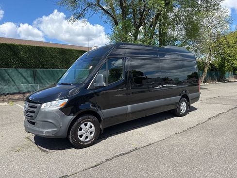 Used 2024 Mercedes-Benz Sprinter 2500 image 2