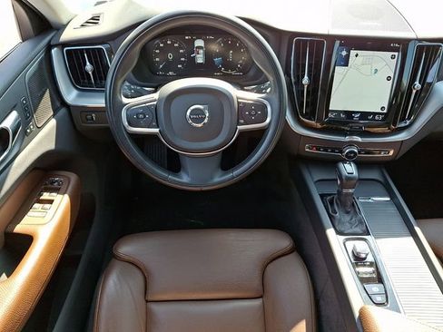 Used 2019 Volvo XC60 T5 Momentum w/ Multimedia Package AWD/4WD image 11