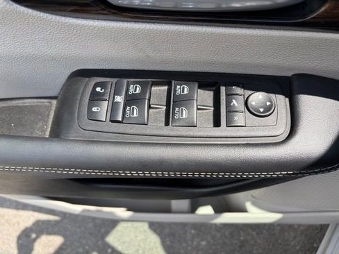 Used 2024 Chrysler Pacifica Limited FWD image 31