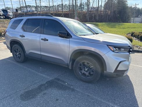 Used 2025 Honda Pilot TrailSport image 2