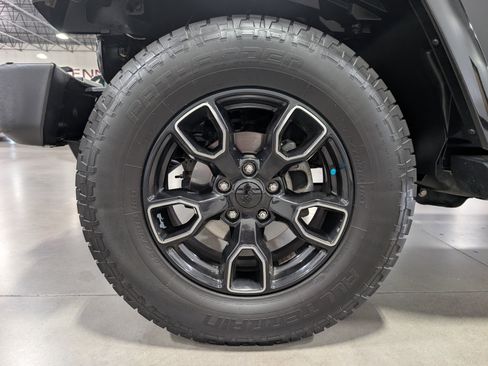 Used 2017 Jeep Wrangler Unlimited Sahara AWD/4WD image 9