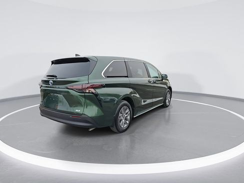 Used 2025 Toyota Sienna XLE image 9