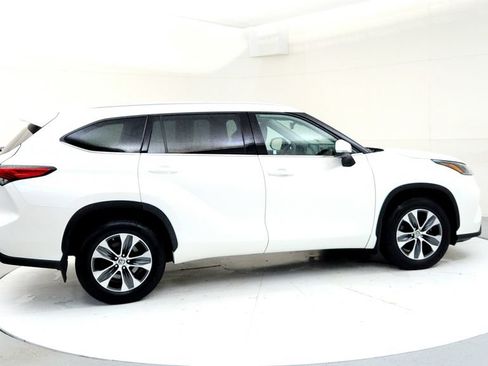 Used 2021 Toyota Highlander XLE AWD/4WD image 6