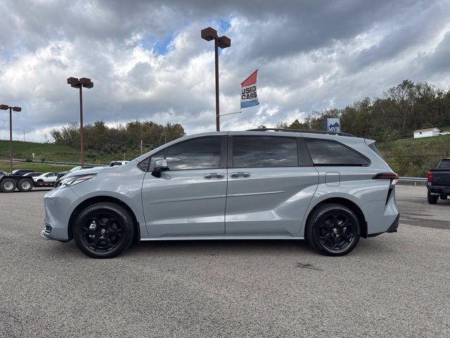 Used 2026 Toyota Sienna XLE Woodland Edition AWD/4WD image 3