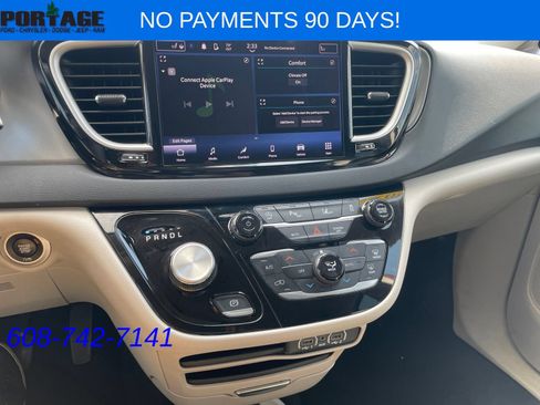 Used 2023 Chrysler Pacifica Touring-L FWD image 21
