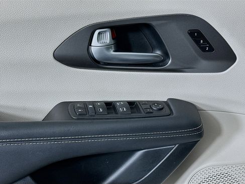Used 2024 Chrysler Pacifica Touring-L FWD image 15