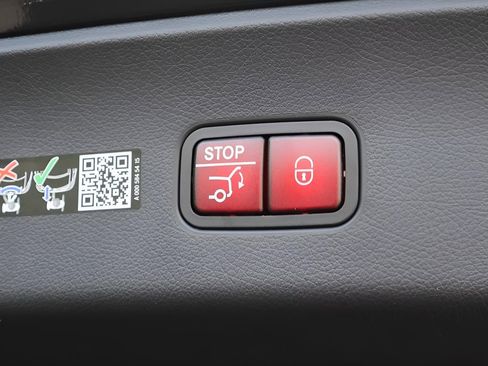 Used 2025 Mercedes-Benz GLC 300 4MATIC image 18