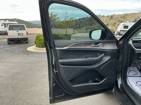 Used 2024 Jeep Grand Cherokee Limited RWD image 10