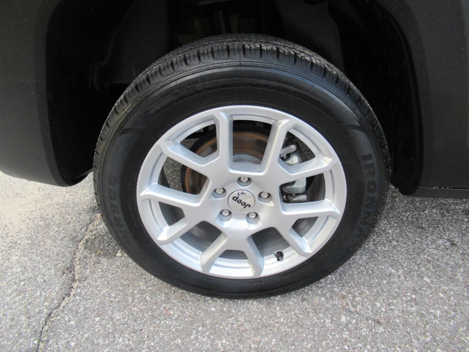 Certified 2023 Jeep Renegade Latitude AWD/4WD image 8