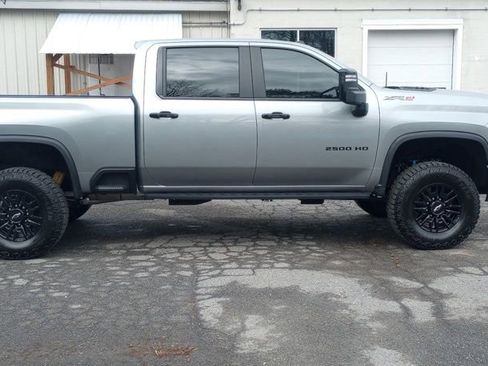 Used 2024 Chevrolet Silverado 2500 ZR2 w/ Technology Package image 9