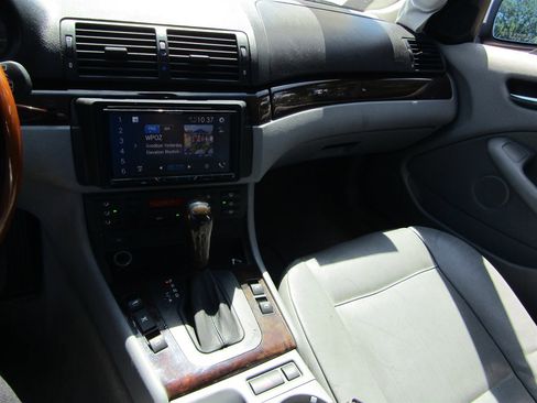 Used 2005 BMW 325i Sedan image 10