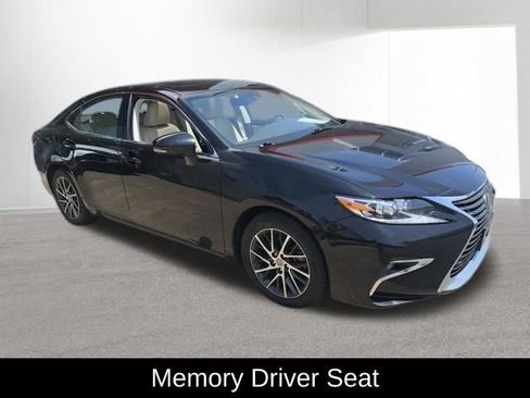 Used 2017 Lexus ES 350 w/ Luxury Package FWD image 3