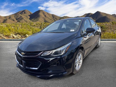 Used 2018 Chevrolet Cruze LT w/ Convenience Package FWD image 2