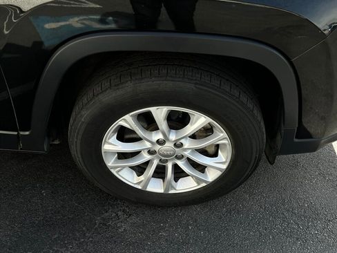 Used 2020 Jeep Cherokee Latitude w/ Cold Weather Group image 9