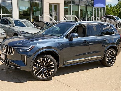 New 2026 Volvo XC90 T8 Plus w/ Protection Package Premier AWD/4WD image 4