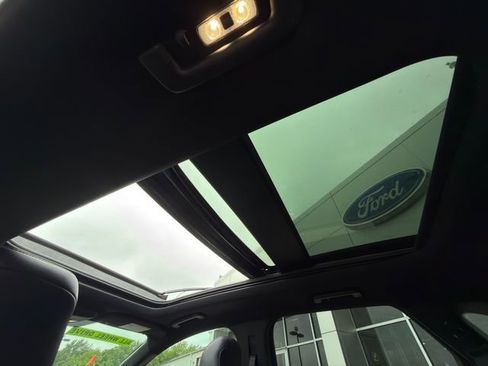 Used 2022 Ford Edge ST-Line w/ Class II Trailer Tow Package AWD/4WD image 15