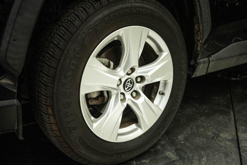 Used 2020 Toyota RAV4 LE AWD/4WD image 3