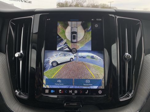 Used 2025 Volvo XC60 B5 Plus image 25