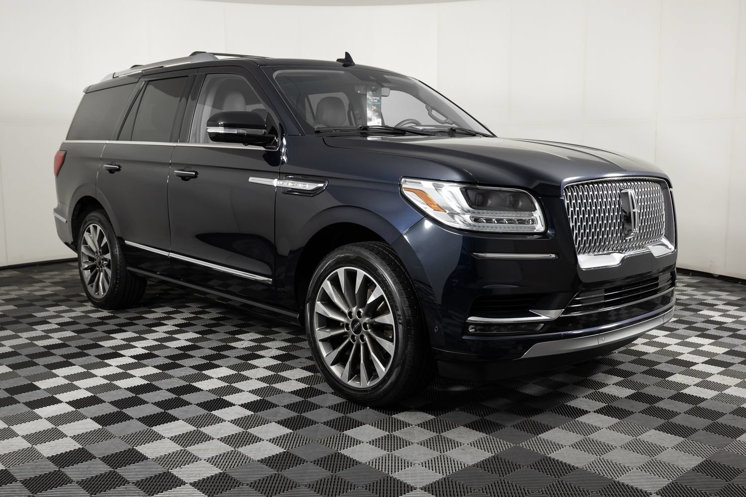 Used 2021 Lincoln Navigator Reserve w/ Cargo Convenience Package AWD/4WD image 9