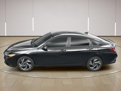 Used 2025 Hyundai Elantra Sport FWD image 35