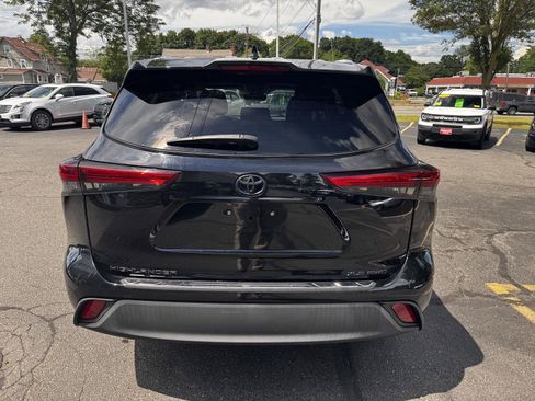Used 2020 Toyota Highlander XLE AWD/4WD image 5