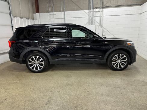 Certified 2025 Ford Explorer ST-Line image 5