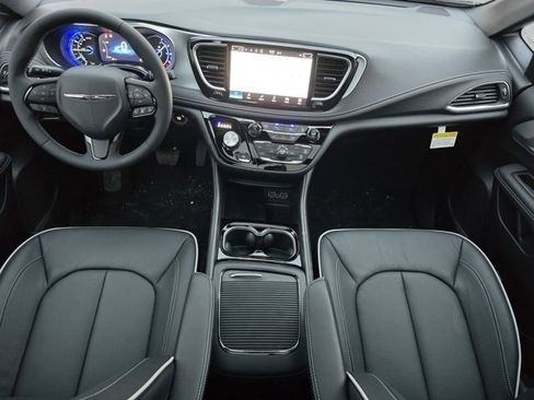 Used 2025 Chrysler Pacifica Premium image 29