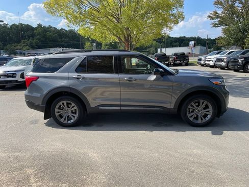 Used 2022 Ford Explorer XLT w/ Equipment Group 202A AWD/4WD image 9