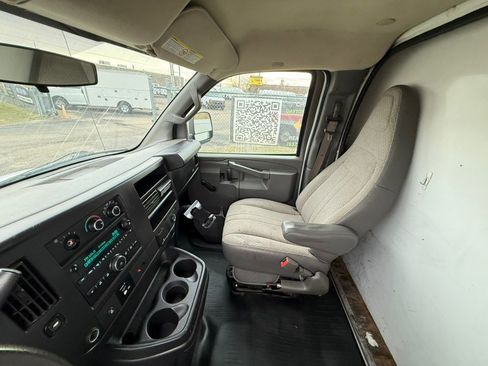 Used 2017 Chevrolet Express 3500 w/ Chrome Appearance Package RWD image 12